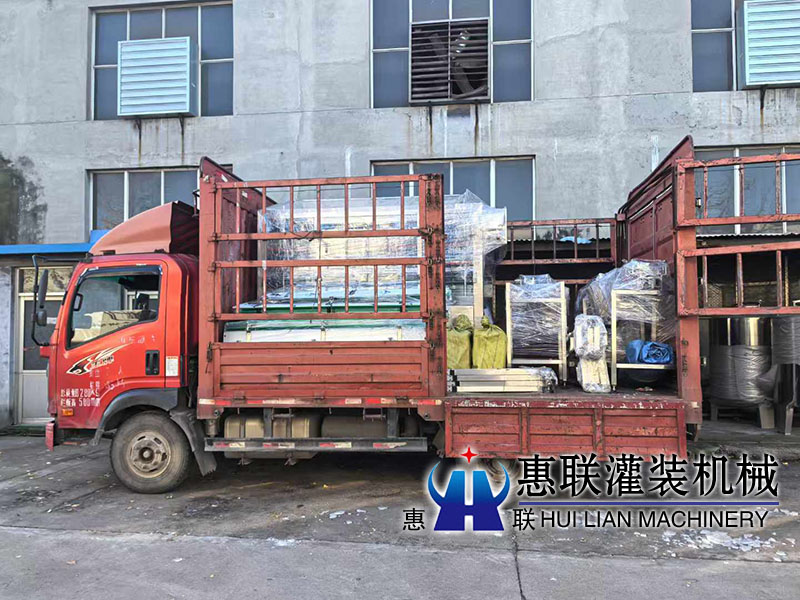 整套油類灌裝機發往德州